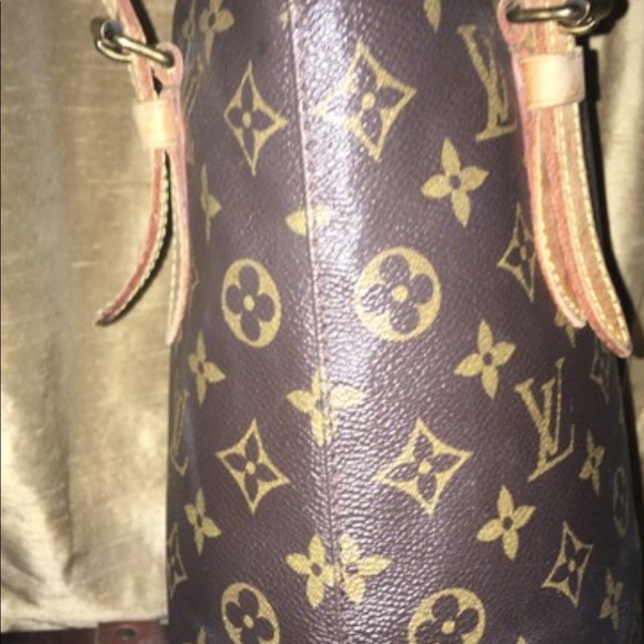 Louis Vuitton
Bucket pm Monogram Shoulder Bag - Picture 3 of 12